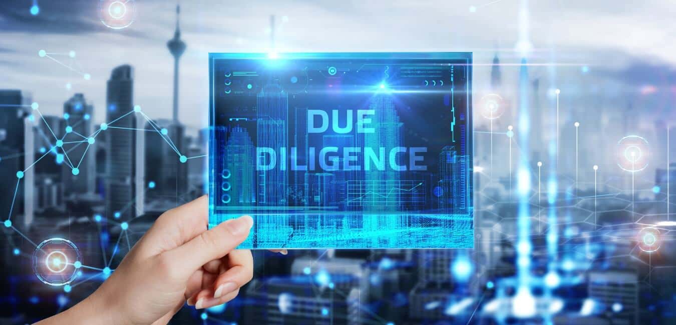 Prevod obchodného podielu a nápis Due Diligence a v pozadí mesto.