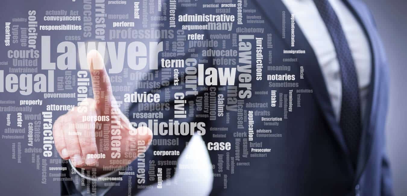 Právnik ukazujúci na slovo lawyer.